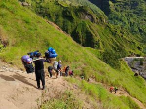 Porter descend the Torean Trails